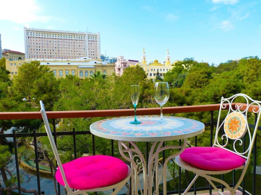 Live-Inn Stunning Apartment On Azneft Sq With President Palace & Old City Views Baku Eksteriør bilde