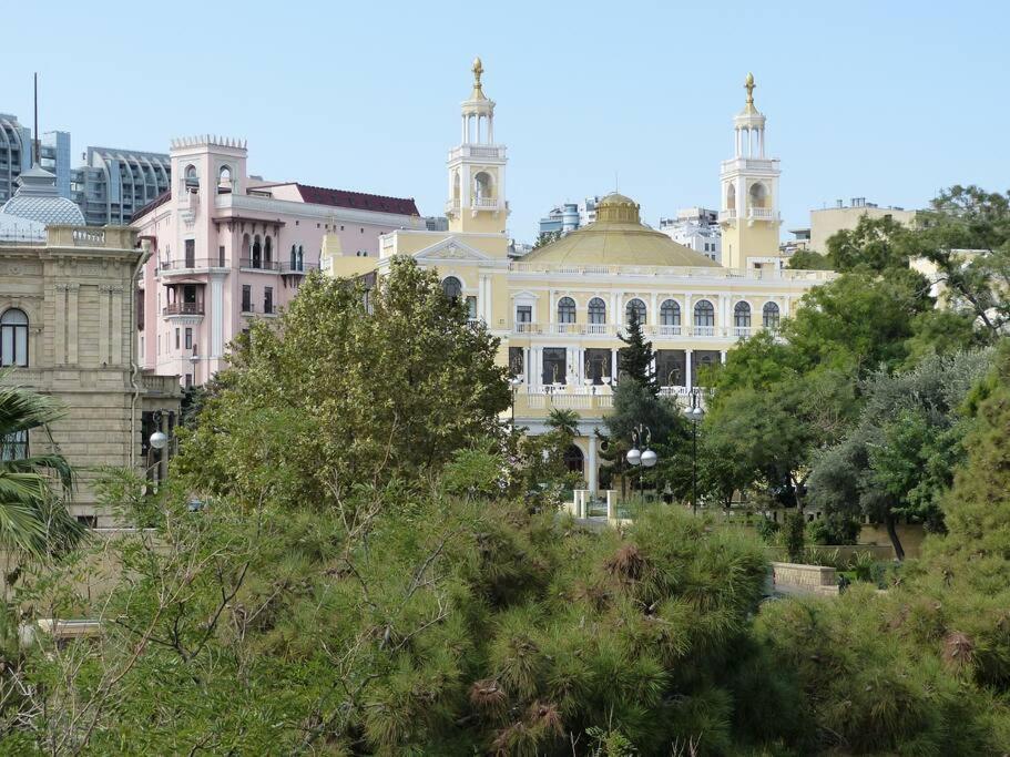 Live-Inn Stunning Apartment On Azneft Sq With President Palace & Old City Views Baku Eksteriør bilde