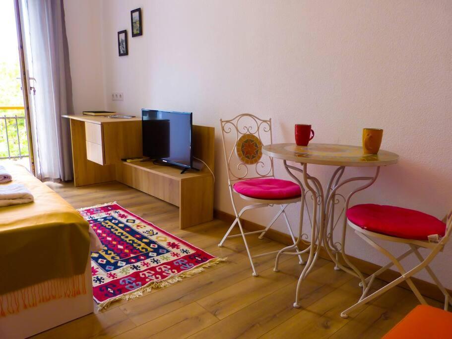Live-Inn Stunning Apartment On Azneft Sq With President Palace & Old City Views Baku Eksteriør bilde